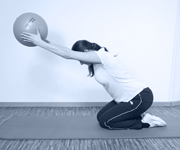 Foto: Rückenübungen für die Lendenwirbelsäule: Ball vorhalten