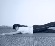 Foto: Rückenübungen für die Lendenwirbelsäule: Cross Rückenstrecken