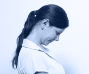 Foto: Rückenübungen bei Rückenschmerzen an der Halswirbelsäule: Beugen und Strecken der HWS